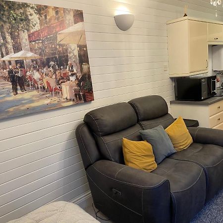 Апартаменты Cosy Cabin By The Seaside With Hot Tub Берчингтон Экстерьер фото