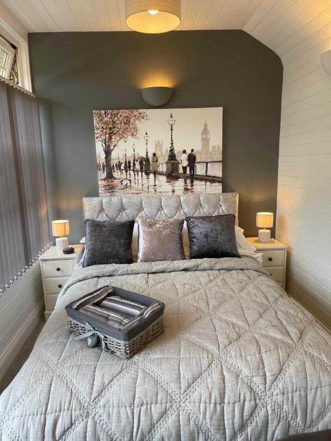 Апартаменты Cosy Cabin By The Seaside With Hot Tub Берчингтон Экстерьер фото