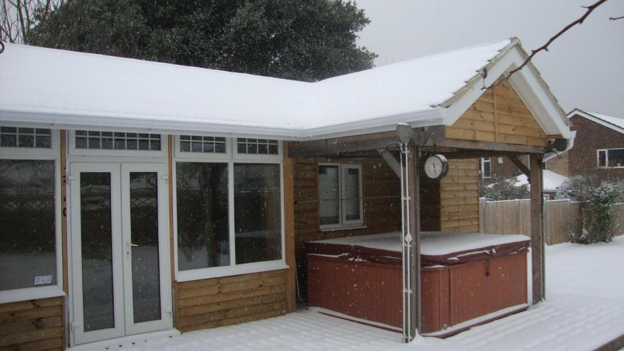 Апартаменты Cosy Cabin By The Seaside With Hot Tub Берчингтон Экстерьер фото