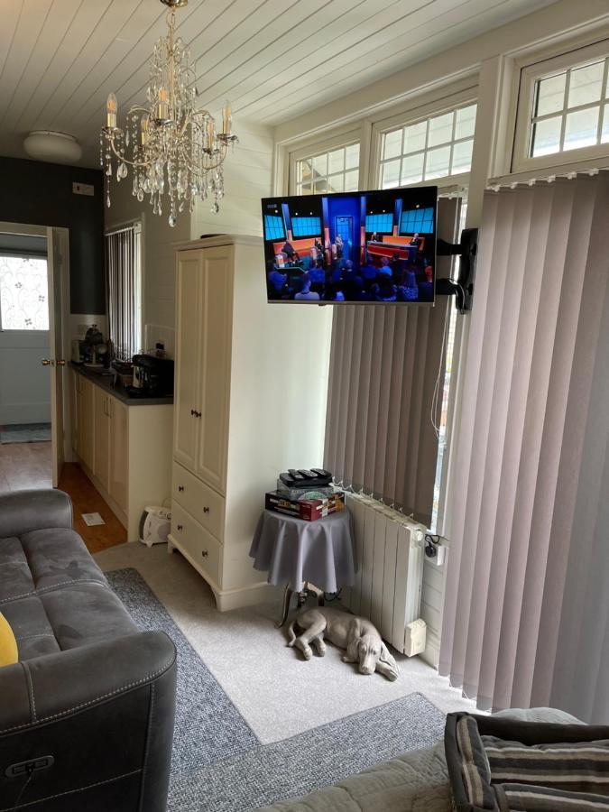 Апартаменты Cosy Cabin By The Seaside With Hot Tub Берчингтон Экстерьер фото