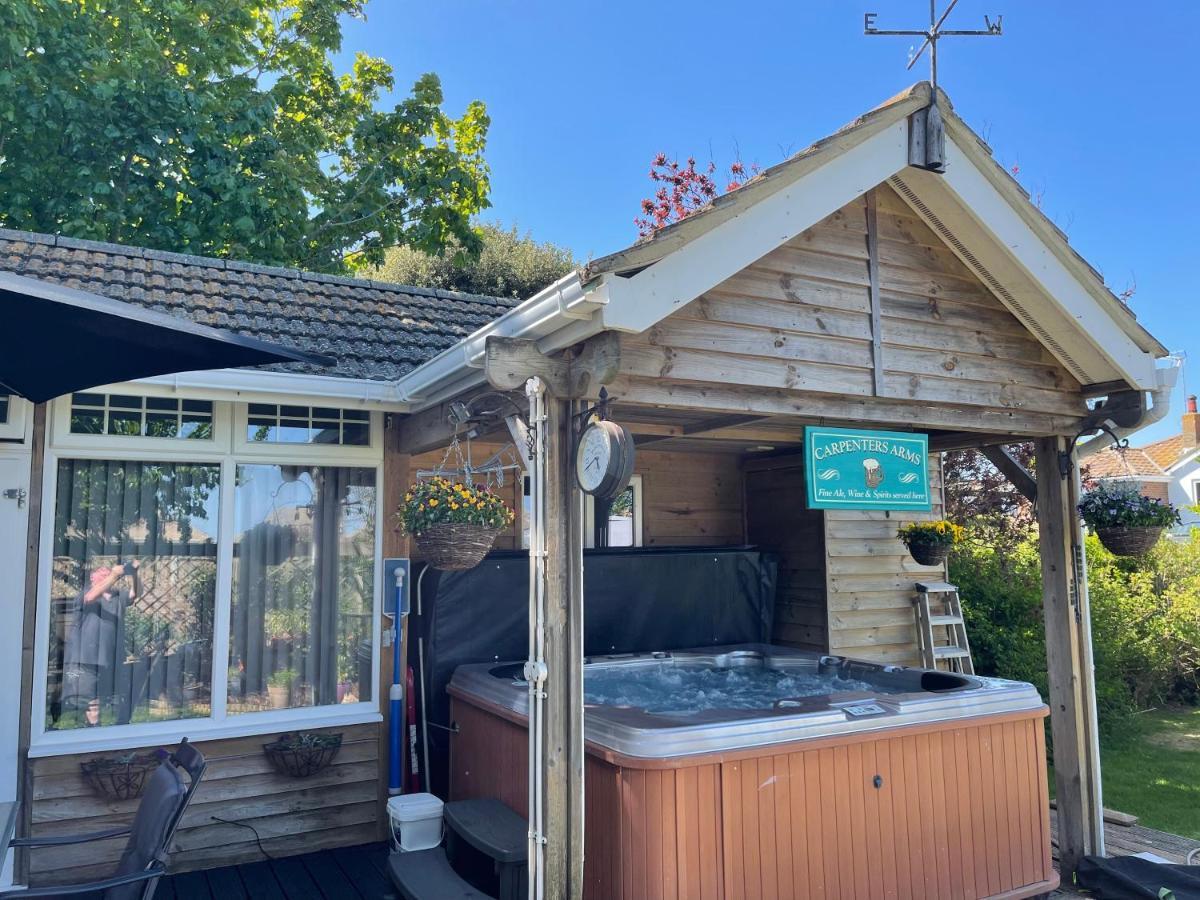 Апартаменты Cosy Cabin By The Seaside With Hot Tub Берчингтон Экстерьер фото