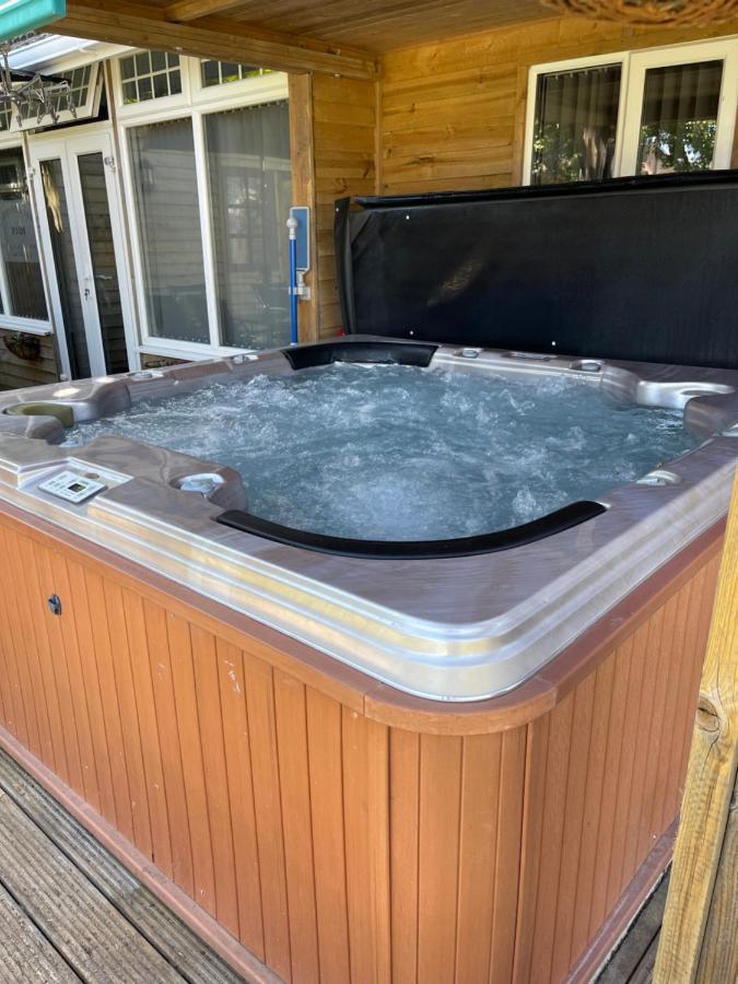 Апартаменты Cosy Cabin By The Seaside With Hot Tub Берчингтон Экстерьер фото